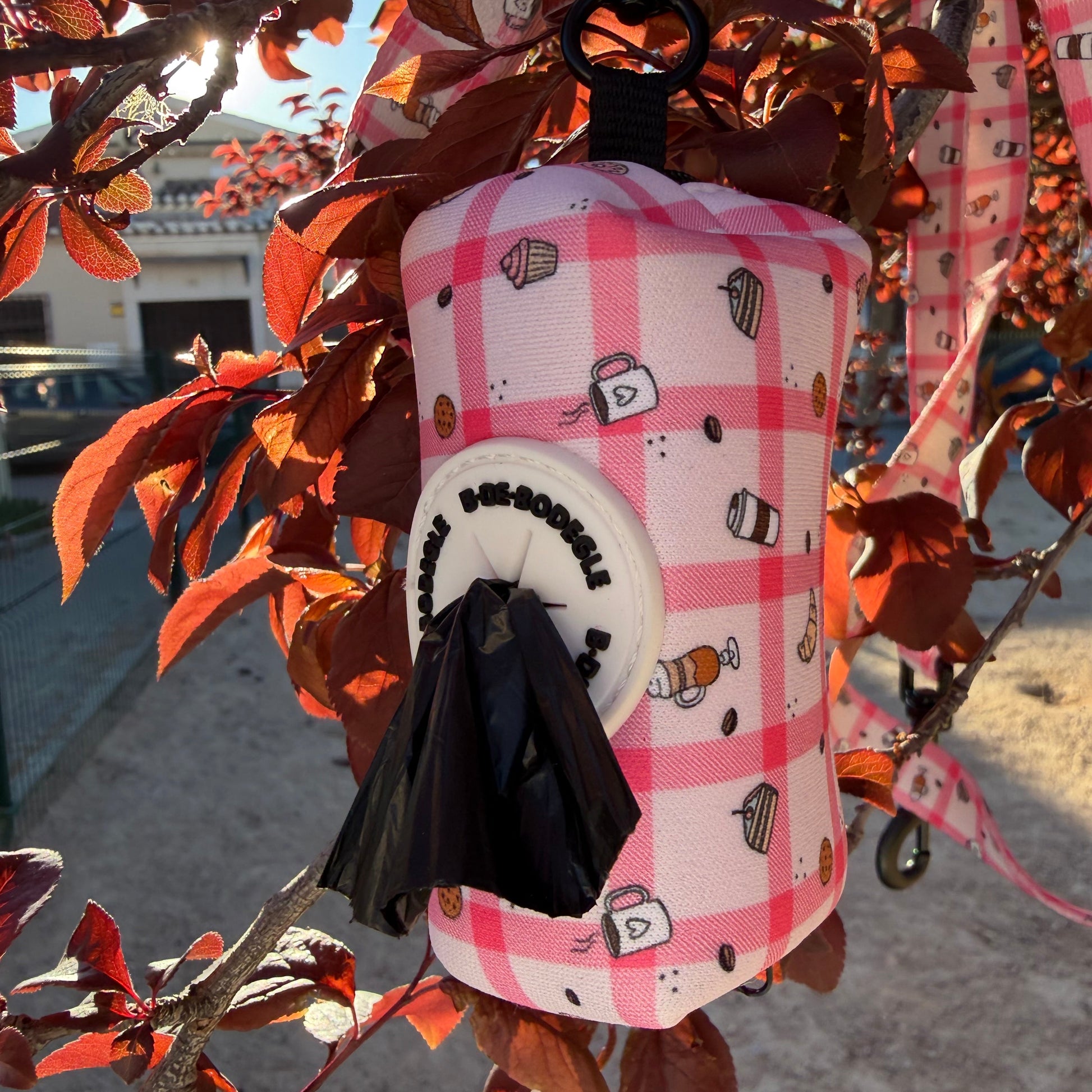 Porta bolsas para perro Picnic Café en uso al aire libre