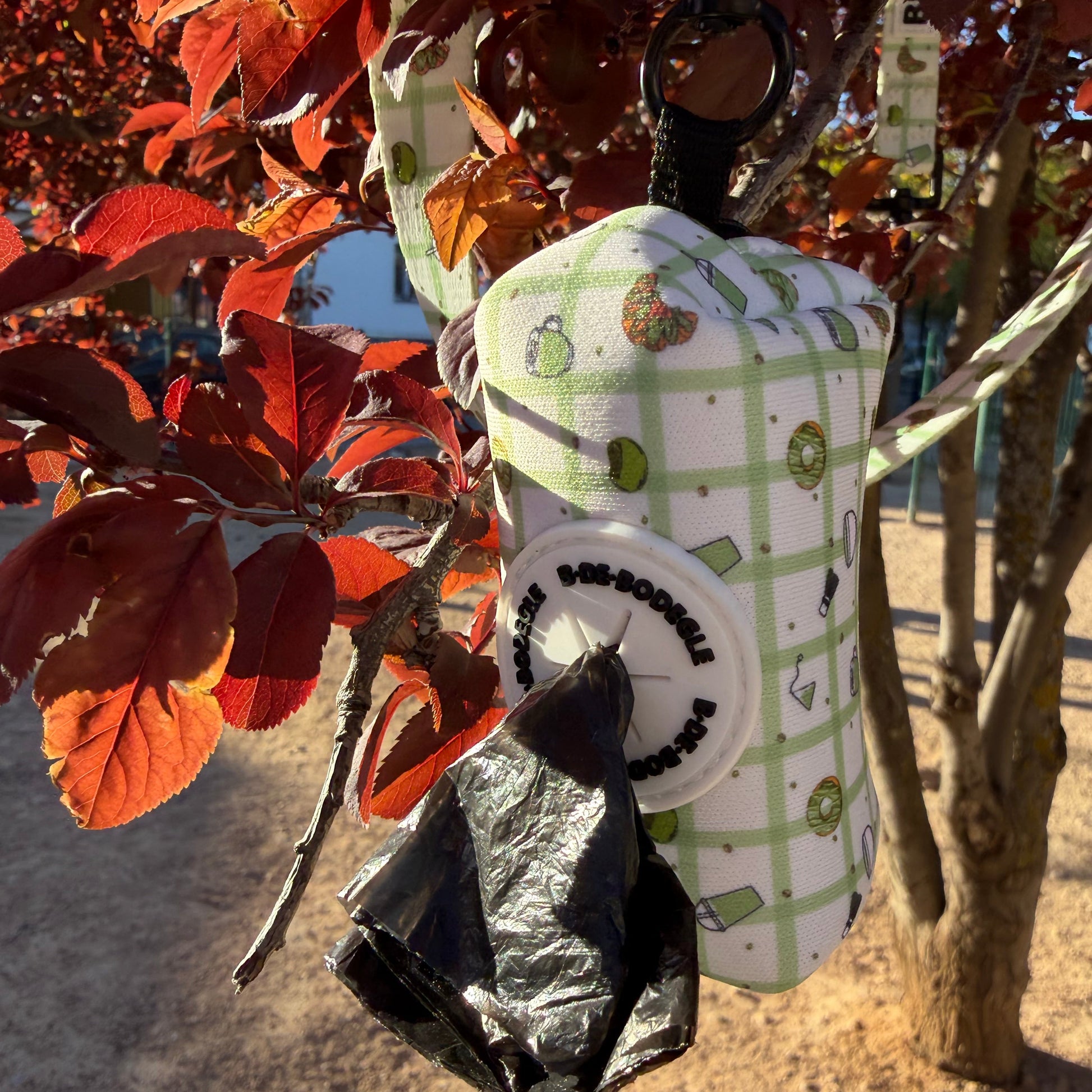 Porta bolsas para perro Picnic Matcha en uso al aire libre